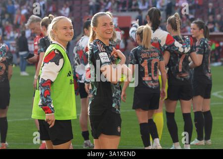 Koeln, Germania. 9 marzo 2025. Pernille Harder (Monaco, L) mit Magdalena Eriksson (Monaco), 1. FC Koeln - FC Bayern Monaco, Google Pixel Women's Bundesliga, Matchday 16, Colonia, Germania, 09.03.2025. Crediti: Juergen Schwarz/Alamy Live News Foto Stock
