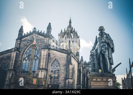 La statua di Adam Smith fuori dalla cattedrale di St Giles nel Royal Mile, a Edimburgo, Scozia Foto Stock