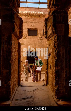 I turisti e la loro guida esplorano il Tempio di Hathor nel complesso del Tempio di Dendera Foto Stock