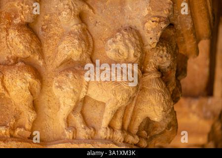 Animali fantastici con teste umane, galleria porticata, Chiesa di San Pedro Apóstol, romanica, XII secolo - Monumento storico Artistico Nazionale -, Caracena, Soria, Spagna. Foto Stock