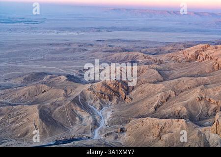 Mongolfiera che sorvola la Valle delle Regine a Luxor Foto Stock