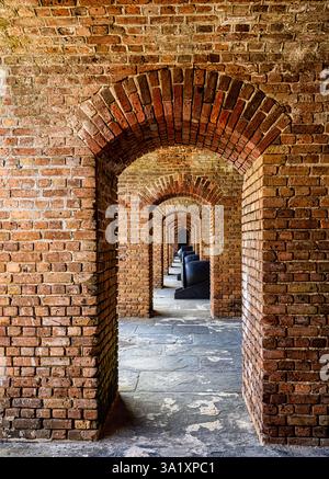 Fort Zachary Taylor è rinomato per le sue spesse pareti in mattoni, arcate in mattoni rossi, soffitti a volta e una notevole collezione di cannoni della Guerra civile Foto Stock