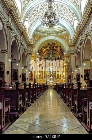 La nave e l'altare principale della Basilica Cattedrale di Lima Foto Stock