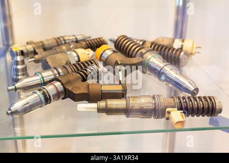 Ugelli carburante per motori diesel presso lo stand fieristico. Industria Foto Stock