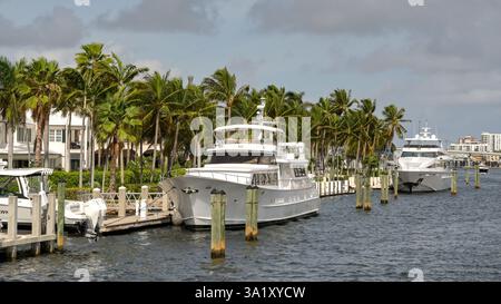 Fort Lauderdale, Florida, Stati Uniti - 2 dicembre 2023: Lussuose case private private sul lungomare di Fort Lauderdale. Foto Stock