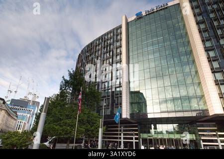 Park Plaza Westminster Bridge Hotel, Londra, Regno Unito. Moderna facciata in vetro, bandiera inglese visibile. Foto Stock