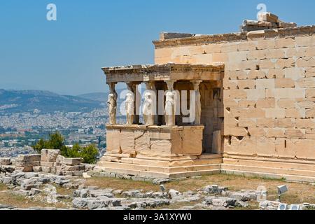 Atene, Grecia - 27 maggio 2022: Tempio di Atena Polias o Erechtheiom sull'Acropoli di Atene. Foto Stock