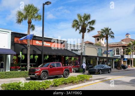 Fort Lauderdale, Florida, USA - 2 dicembre 2023: Strada principale della città di Fort Lauderdale. Foto Stock
