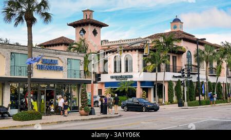 Fort Lauderdale, Florida, USA - 2 dicembre 2023: Strada principale della città di Fort Lauderdale. Foto Stock