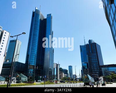 Varsavia, Polonia - 24 aprile 2024: Edifici alti e moderni nel cuore di Varsavia, Polonia, in una giornata di sole Foto Stock