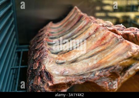 L'invecchiamento a secco di manzo marmorizzato si trova nel frigorifero di un ristorante. Carne di manzo invecchiata a secco, impiccata in frigorifero per mesi. Foto Stock