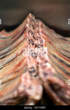 L'invecchiamento a secco di manzo marmorizzato si trova nel frigorifero di un ristorante. Carne di manzo invecchiata a secco, impiccata in frigorifero per mesi. Foto Stock