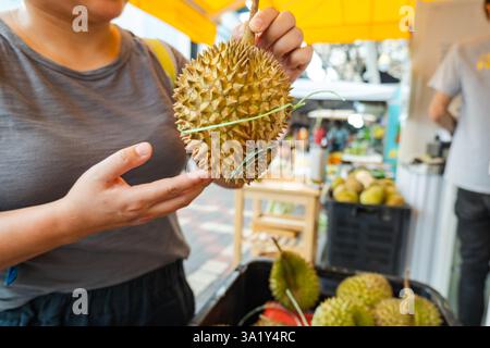 Frutta Durian nel mercato della frutta in Asia. Il duriano è il frutto commestibile di diverse specie di alberi appartenenti al genere Durio Foto Stock