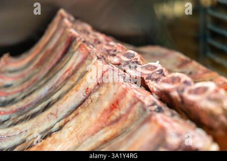 L'invecchiamento a secco di manzo marmorizzato si trova nel frigorifero di un ristorante. Carne di manzo invecchiata a secco, impiccata in frigorifero per mesi. Foto Stock