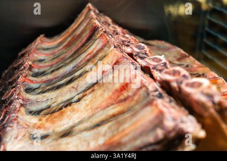 L'invecchiamento a secco di manzo marmorizzato si trova nel frigorifero di un ristorante. Carne di manzo invecchiata a secco, impiccata in frigorifero per mesi. Foto Stock