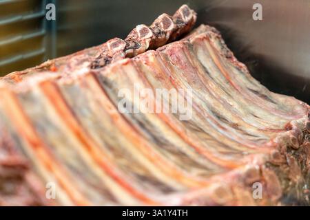 L'invecchiamento a secco di manzo marmorizzato si trova nel frigorifero di un ristorante. Carne di manzo invecchiata a secco, impiccata in frigorifero per mesi. Foto Stock