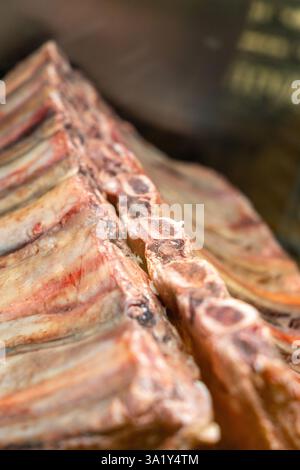 L'invecchiamento a secco di manzo marmorizzato si trova nel frigorifero di un ristorante. Carne di manzo invecchiata a secco, impiccata in frigorifero per mesi. Foto Stock