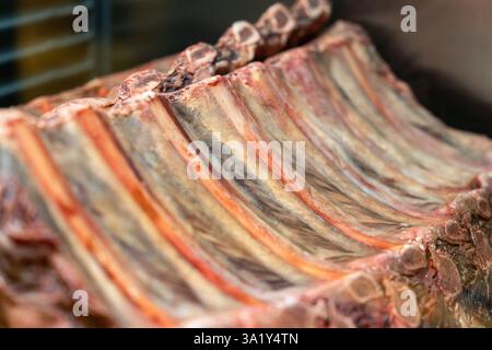 L'invecchiamento a secco di manzo marmorizzato si trova nel frigorifero di un ristorante. Carne di manzo invecchiata a secco, impiccata in frigorifero per mesi. Foto Stock