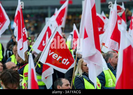 Warnstreik der Beschäftigten im Luftsicherheitsbereich am 10.03.2025 am Flughafen München in München Mitglieder der Gewerkschaft Verdi stehen mit Fahnen bei einem Streik vor einem Teminal des Münchner Flughafens. Die Gewerkschaft Verdi Hat die Beschäftigten des öffentlichen Dienstes und der Bodenverkehrsdienste für Montag zu einem 24-stündigen Warnstreik an 13 Flughäfen aufgerufen. *** Avvertimento sciopero degli operatori della sicurezza aerea all'aeroporto di Monaco di Baviera il 10 03 2025 i membri del sindacato Verdi stanno con le bandiere durante uno sciopero di fronte a un terminal dell'aeroporto di Monaco il commercio Verdi Foto Stock
