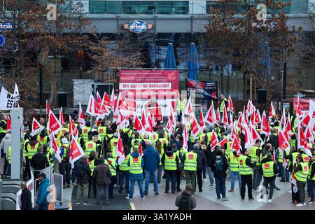 Warnstreik der Beschäftigten im Luftsicherheitsbereich am 10.03.2025 am Flughafen München in München Mitglieder der Gewerkschaft Verdi stehen mit Fahnen bei einem Streik vor einem Teminal des Münchner Flughafens. Die Gewerkschaft Verdi Hat die Beschäftigten des öffentlichen Dienstes und der Bodenverkehrsdienste für Montag zu einem 24-stündigen Warnstreik an 13 Flughäfen aufgerufen. *** Avvertimento sciopero degli operatori della sicurezza aerea all'aeroporto di Monaco di Baviera il 10 03 2025 i membri del sindacato Verdi stanno con le bandiere durante uno sciopero di fronte a un terminal dell'aeroporto di Monaco il commercio Verdi Foto Stock