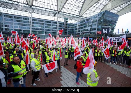 Warnstreik der Beschäftigten im Luftsicherheitsbereich am 10.03.2025 am Flughafen München in München Mitglieder der Gewerkschaft Verdi stehen mit Fahnen bei einem Streik vor einem Teminal des Münchner Flughafens. Die Gewerkschaft Verdi Hat die Beschäftigten des öffentlichen Dienstes und der Bodenverkehrsdienste für Montag zu einem 24-stündigen Warnstreik an 13 Flughäfen aufgerufen. *** Avvertimento sciopero degli operatori della sicurezza aerea all'aeroporto di Monaco di Baviera il 10 03 2025 i membri del sindacato Verdi stanno con le bandiere durante uno sciopero di fronte a un terminal dell'aeroporto di Monaco il commercio Verdi Foto Stock