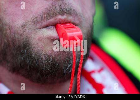 Warnstreik der Beschäftigten im Luftsicherheitsbereich am 10.03.2025 am Flughafen München in München Mitglieder der Gewerkschaft Verdi stehen mit Fahnen bei einem Streik vor einem Teminal des Münchner Flughafens. Die Gewerkschaft Verdi Hat die Beschäftigten des öffentlichen Dienstes und der Bodenverkehrsdienste für Montag zu einem 24-stündigen Warnstreik an 13 Flughäfen aufgerufen. *** Avvertimento sciopero degli operatori della sicurezza aerea all'aeroporto di Monaco di Baviera il 10 03 2025 i membri del sindacato Verdi stanno con le bandiere durante uno sciopero di fronte a un terminal dell'aeroporto di Monaco il commercio Verdi Foto Stock