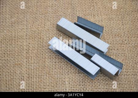 Macchie di argento e grigio su uno sfondo burlap, vista dall'alto Foto Stock