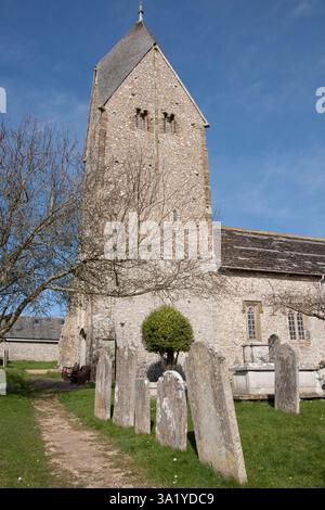 Chiesa di Santa Maria Beata vergine con la sua famosa torre sassone, Sompting, Lancing, West Sussex, Inghilterra Foto Stock