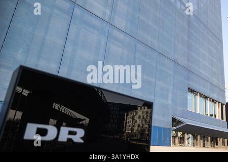 Logo della DR situato a Copenaghen, Danimarca, nella parte nord-occidentale di Amager. IL DR Koncerthuset, precedentemente noto in inglese come Copenhagen Concert Hall, è una sala da concerto progettata da Jean Nouvel. Fa parte del nuovo complesso DR Byen DR Town, che ospita la Danish Broadcasting Corporation DR e si trova nella parte settentrionale di orestad, un'ambiziosa area di sviluppo a Copenaghen, Danimarca. Copenhagen DR Byen Danimarca Copyright: XKristianxTuxenxLadegaardxBergx DR 2E6A1854 Foto Stock