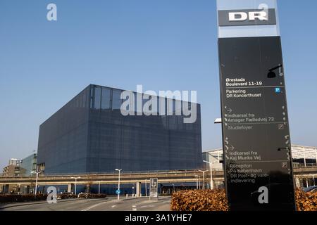 Logo della DR situato a Copenaghen, Danimarca, nella parte nord-occidentale di Amager. IL DR Koncerthuset, precedentemente noto in inglese come Copenhagen Concert Hall, è una sala da concerto progettata da Jean Nouvel. Fa parte del nuovo complesso DR Byen DR Town, che ospita la Danish Broadcasting Corporation DR e si trova nella parte settentrionale di orestad, un'ambiziosa area di sviluppo a Copenaghen, Danimarca. Copenhagen DR Byen Danimarca Copyright: XKristianxTuxenxLadegaardxBergx DR 2E6A1896 Foto Stock