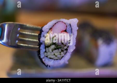 Dettagli di un rotolo californiano, che mostra i colori vivaci e le texture di questo popolare piatto di sushi. Il delicato equilibrio di sapori e ingredienti i Foto Stock