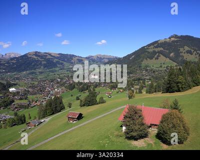 Villaggio di montagna e località di villeggiatura Gstaad a fine estate, Svizzera. Foto Stock