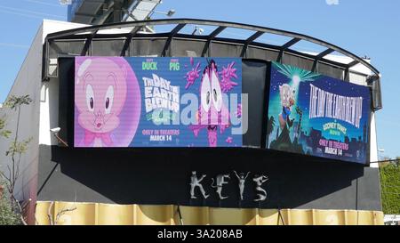 Los Angeles, California, USA 10 marzo 2025 il giorno in cui la Terra ha fatto esplodere Looney Tunes Movie Billboard Marquee con Daffy Duck e Porky Pig su Sunset Blvd il 10 marzo 2025 a Los Angeles, California, USA. Foto di Barry King/Alamy Stock Photo Foto Stock