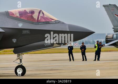 Don Muang Airbase, Bangkok, Tailandia, 8 marzo 2025: Vista frontale dei caccia F-35 A su asfalto al Royal Thai Air Force 88th Anniversary Air Show. Foto Stock
