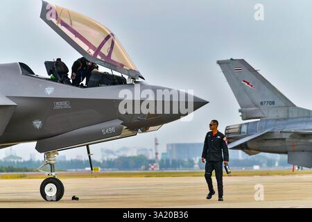 Don Muang Airbase, Bangkok, Tailandia, 8 marzo 2025: Vista frontale dei caccia F-35 A su asfalto al Royal Thai Air Force 88th Anniversary Air Show. Foto Stock