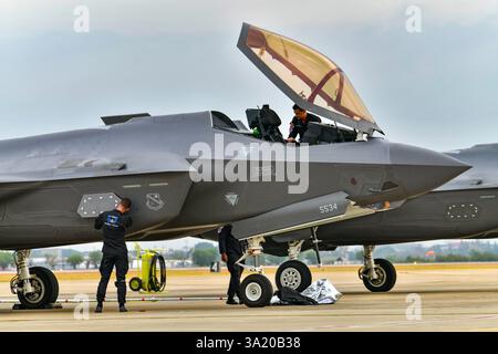 Don Muang Airbase, Bangkok, Tailandia, 8 marzo 2025: Vista frontale dei caccia F-35 A su asfalto al Royal Thai Air Force 88th Anniversary Air Show. Foto Stock