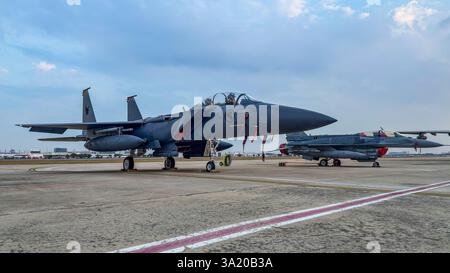 Don Muang Airbase, Bangkok, Tailandia, 8 marzo 2025: Vista frontale dell'F-15 SG su asfalto al Royal Thai Air Force 88th Anniversary Air Show. Foto Stock
