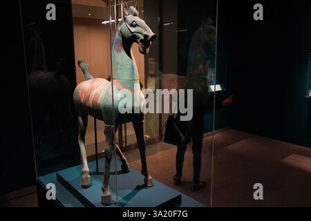 New York, USA. 5 marzo 2025. Oltre 70 bronzi rituali cinesi dal XII secolo a.C. nella dinastia Shang al i-II secolo d.C. nella dinastia Han saranno esposti alla China Institute Gallery di Lower Manhattan, New York, Stati Uniti, a partire dal 6 marzo 2025. Organizzata dal Minneapolis Institute of Art, la mostra si svolgerà dal 6 marzo al 13 luglio 2025. La mostra offre agli spettatori una finestra unica sulla straordinaria creatività artistica, l'artigianato magistrale e gli accattivanti sistemi di credenze dell'antica Cina. Credito: Liao Pan/China News Service/Alamy Live News Foto Stock