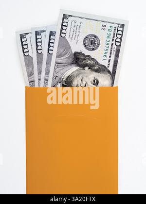 Banconota da cento dollari in contanti con l'immagine del volto di Benjamin Franklin, fan del denaro, in busta oro o gialla, isolata su sfondo bianco. 100 n Foto Stock