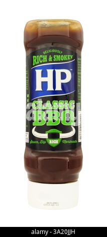 Classica salsa barbecue HP con gusto affumicato in legno in una bottiglia spremibile da 465 g. Foto Stock