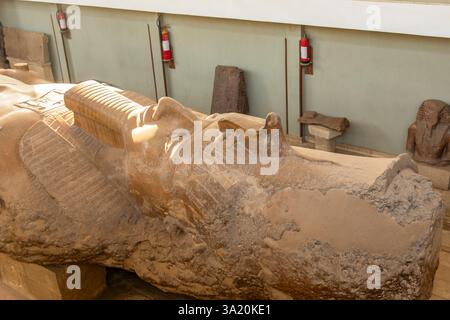 Memphis, Egitto; 20 gennaio 2024: Ammira l'imponente statua del colosso Ramses II a Memphis, Egitto, vicino al Cairo. Immergiti nella storia. Foto Stock