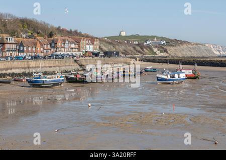 Una flotta di barche da pesca nel porto di Folkestone con la bassa marea. Foto Stock