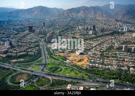 Vedute aeree della città di Teheran, della città di Teheran dalla Torre Milad, dall'Expresway di Modarres, Teheran, Iran. Modarres Expressway, prima della rivoluzione iraniana del 1979 k Foto Stock