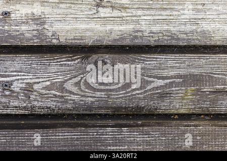 Vista ravvicinata dettagliata delle vecchie tavole di legno intemperie che mostrano la loro consistenza rustica e gli esclusivi motivi di grana. Texture foto di sfondo, vista frontale Foto Stock