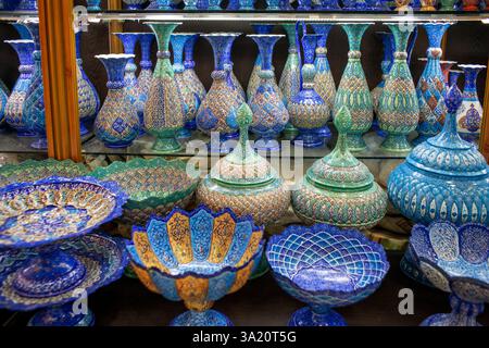 Blue Glassware, Bazar-e Vakil bazaar e Vakil o Vakil Bazaar, Shiraz, provincia di Fars, Iran. Vakil Bazaar è uno dei bazar del defunto Karim Khan Foto Stock