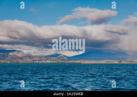 Baia di Nafplio vista da Nafplio, Peloponneso, Grecia, nella stagione invernale. Foto Stock
