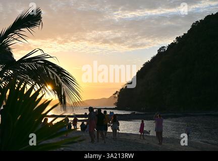 Persone che ammirano lo splendido tramonto sulla spiaggia di Vanilla nelle Filippine. Foto Stock