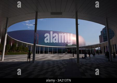Guardando lo Stadio Kai Tak e Central Square in una giornata di sole a Hong Kong, 2025 Foto Stock