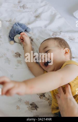 Mamma solletica il bambino, catturando l'essenza della maternità e della cura. Foto di alta qualità Foto Stock