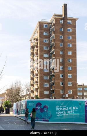 Un cartello del Southwark Council davanti alla Styles House degli anni '1960 nel Cut, dice che stiamo costruendo migliaia di nuove Case del Consiglio. Foto Stock